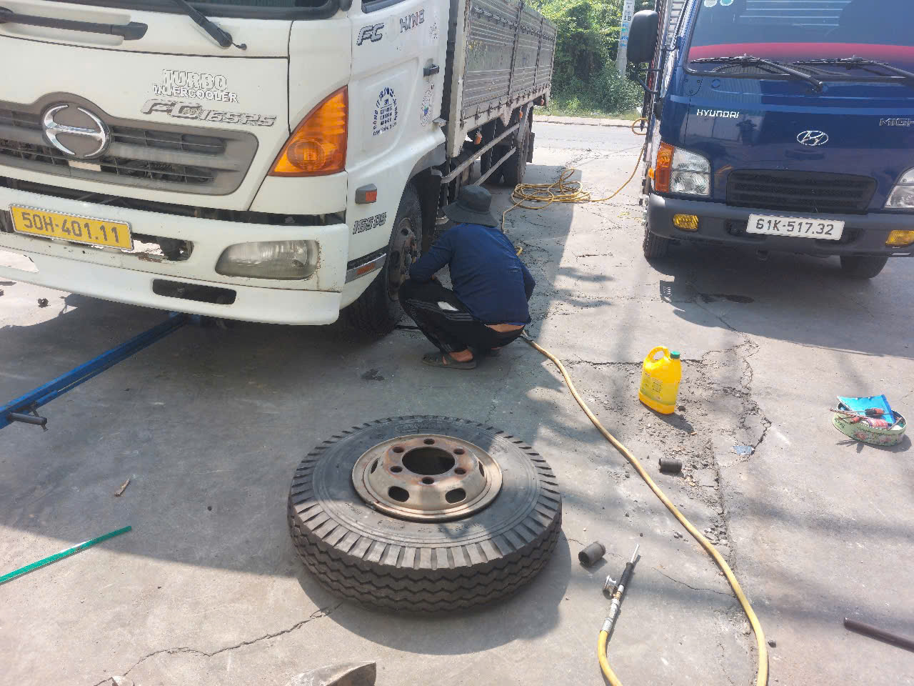 VÁ VỎ XE Ô TÔ ( THAY LỐP ) LƯU ĐỘNG TRÊN CÁC TUYẾN ĐƯỜNG THÀNH PHỐ DĨ AN - NHANH NHẤT 